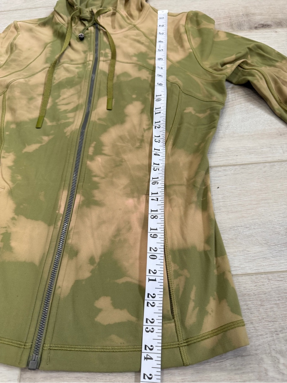LuluLemon - Define Hooded Nulu Green Tie-Dyed Jacket. Size 10. - Picture 8 of 10